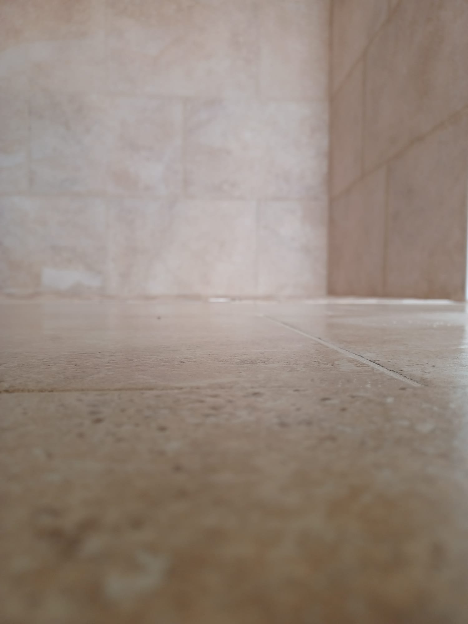 Élégance moderne dans une salle de bain - Juganu Rénovation - Nous nous engageons à transformer vos idées en réalisations concrètes, assurant le succès et les délais de chaque projet. Notre expertise dans le secteur du bâtiment nous permet de vous offrir des solutions sur mesure, combinant innovation et qualité. 
