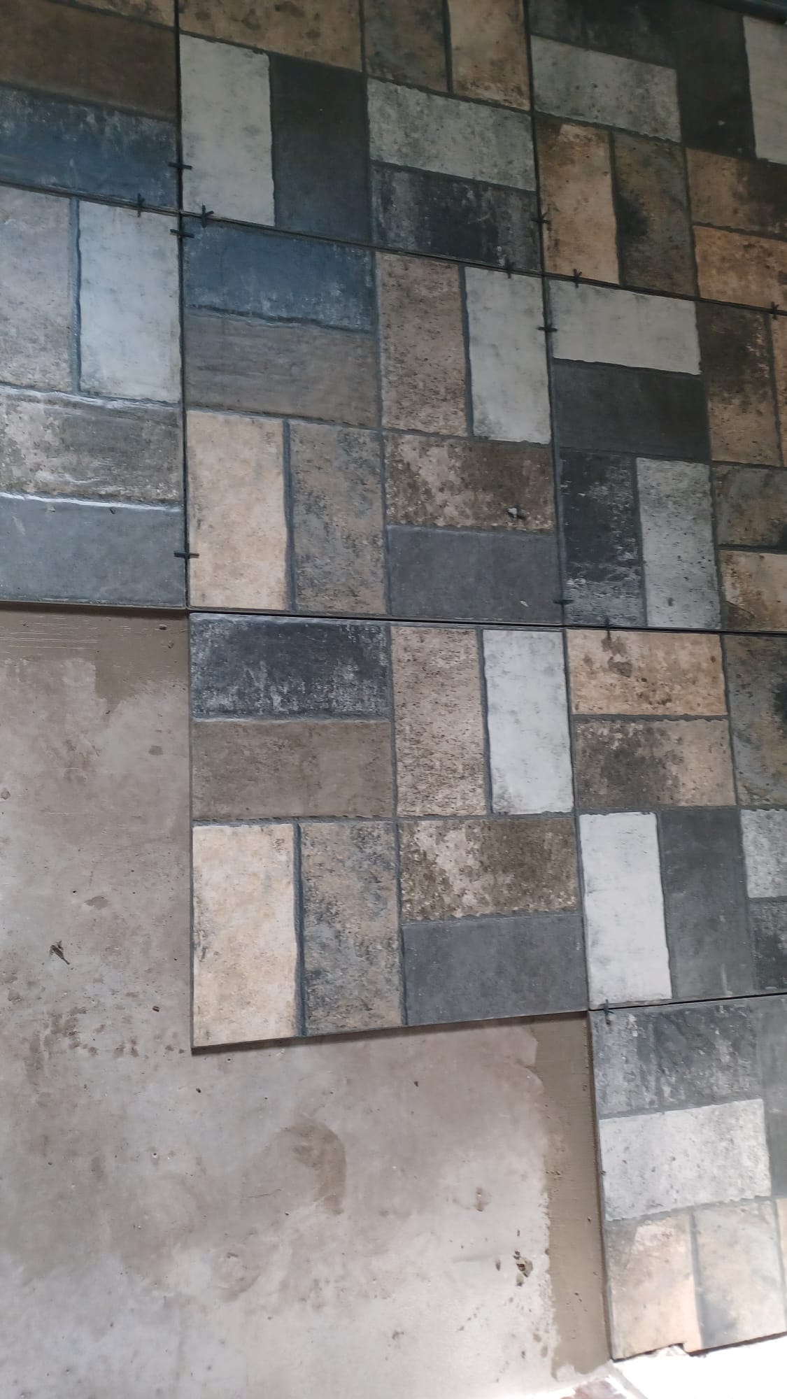 Rénovation d'un sol carrelage - parquet - Juganu Rénovation - Nous nous engageons à transformer vos idées en réalisations concrètes, assurant le succès et les délais de chaque projet. Notre expertise dans le secteur du bâtiment nous permet de vous offrir des solutions sur mesure, combinant innovation et qualité. 