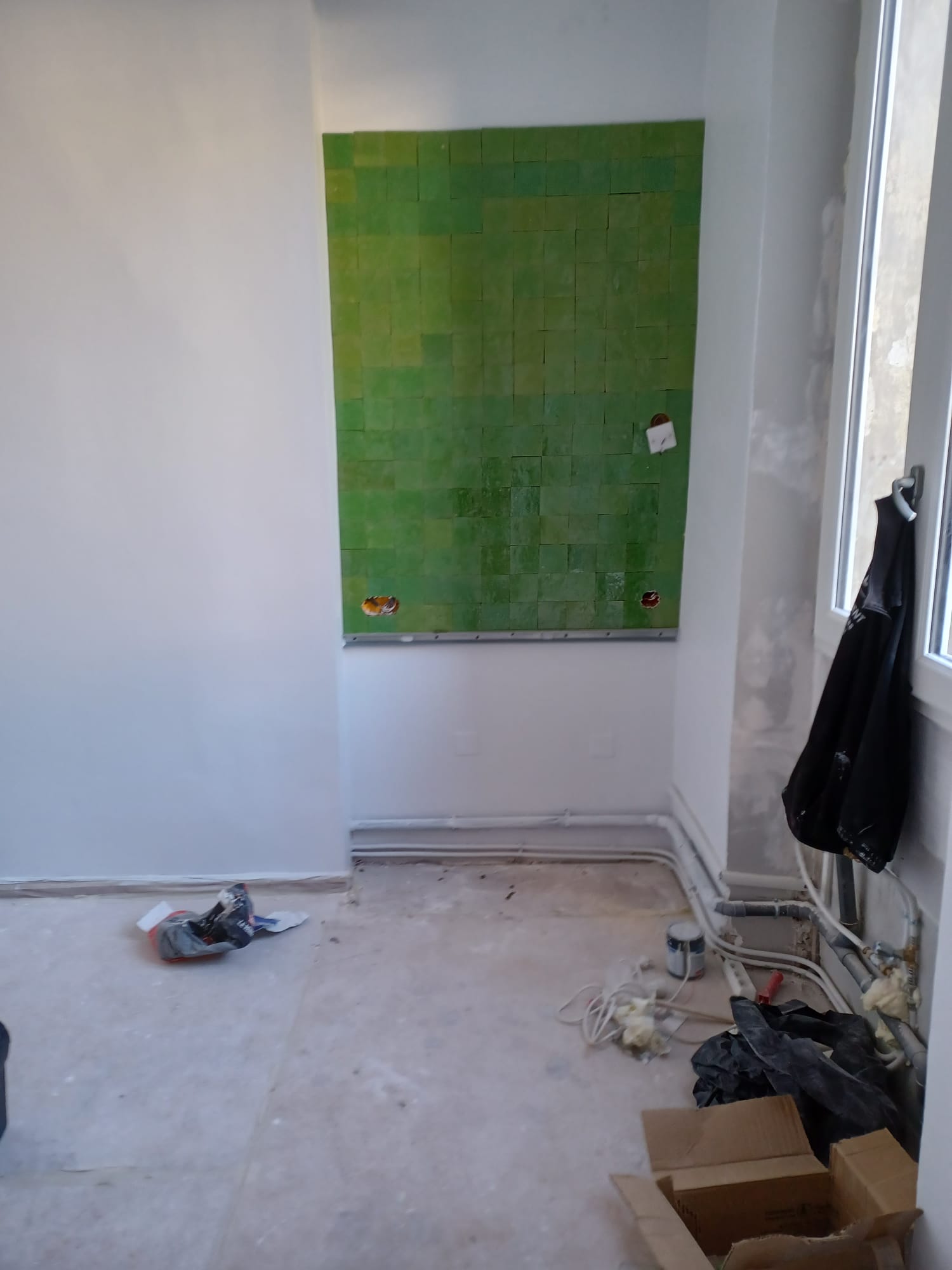 Création d'un espace vibrant : carrelage vert et papier peint floral - 